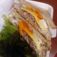 Humm Coffee Rayongเย็นเหล้า เช้ากาแฟ