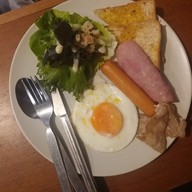 Humm Coffee Rayongเย็นเหล้า เช้ากาแฟ