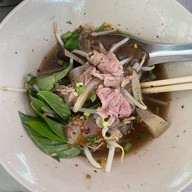 ส้มตำ-ยำแซ่บ อร่อยแยกวัดสิงห์ หน้าร้านก๋วยเตี๋ยวโก๋พงษ์วัดสิงห์