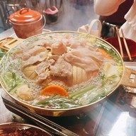 เต็นท์แดงหมูกระทะ