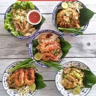 แมนโร่ผัดหมี่โคราชเจ้าเก่าดั้งเดิมหน้าวัดสระแก้ว
