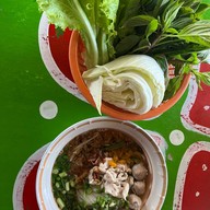 หนึ่งหก ก๋วยเตี๋ยวหมู,เนื้อ,ไก่,ก๋วยจั๊บญวน,ส้มตำ