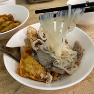 เมนูของร้าน ก๋วยเตี๋ยวตรอกโรงหมู ซอยสุกร