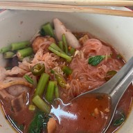เมนูของร้าน ลูกโกตี๋วัดกู้ ก๋วยเตี๋ยวหมูต้มยำ ในปั๊มซัสโก้ บางบัวทอง