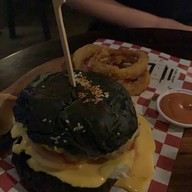 JIM's Burgers & Beers เสนานิคม