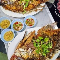 ร้านอาหารริมแก่ง