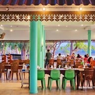 ร้านอาหารริมแก่ง