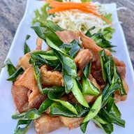 นั่งเล่น at บ่อนนท์