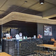 บรรยากาศ Rock Me Burgers & Bar ลอยเคราะห์