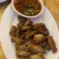 เจ๊แดงสามย่าน ส้มตำ คอหมูย่าง เค วิลเลจ