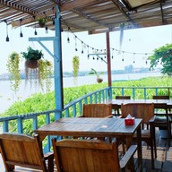 Captain Hook Riverfront Restaurant (กับตันฮุค เดอะริเวอร์ฟร้อนท์)