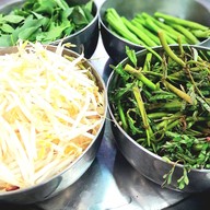 เมนูของร้าน ขนมจีนแม่สมบุญ ตลาดเอี่ยมเจริญ (มีข้าวแกงและกับข้าวด้วยนะจ๊ะ)