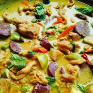 ขนมจีน แกงเขียวหวาน ข้าว ไก่ทอด คุณณัฐ