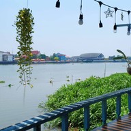 Captain Hook Riverfront Restaurant (กับตันฮุค เดอะริเวอร์ฟร้อนท์)
