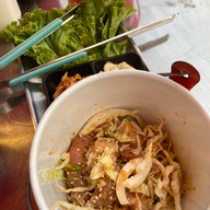 เต็นท์แดงหมูกระทะ