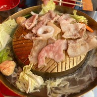 เต็นท์แดงหมูกระทะ