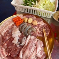 เต็นท์แดงหมูกระทะ