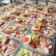 ข้าวหมูแดงหมูกรอบราชบุรี