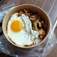 ไข่กระทะ ผัดกะเพรา (Ronin food house)