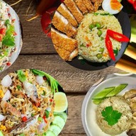 ข้าวมันไก่จารุรัตน์(ยำไก่แซบ) ราม2