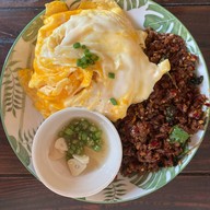 ไข่กระทะ ผัดกะเพรา (Ronin food house)