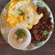 ไข่กระทะ ผัดกะเพรา (Ronin food house)