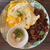 ไข่กระทะ ผัดกะเพรา (Ronin food house)