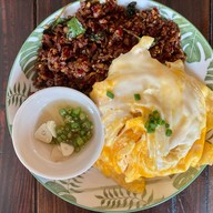 เมนูของร้าน ไข่กระทะ ผัดกะเพรา (Ronin food house)