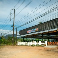 หน้าร้าน ร้านร่มไม้ ชายคลอง บ่อน้ำร้อน