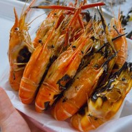 ช้างเผือกกุ้งเป็น กุ้งเผาและอาหารทะเล ตลาดอิ่มเอม สระบุรี