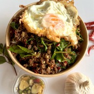 ครัวในบ้านเเม่เฮงเฮง กะเพราพริกแห้ง 1