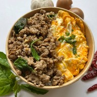 ครัวในบ้านเเม่เฮงเฮง กะเพราพริกแห้ง 1