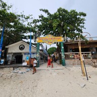 บรรยากาศ ถนนคนเดิน เกาะหลีเป๊ะ