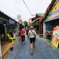 บรรยากาศ ถนนคนเดิน เกาะหลีเป๊ะ