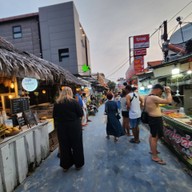 บรรยากาศ ถนนคนเดิน เกาะหลีเป๊ะ