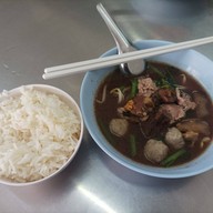 เมนูของร้าน ก๋วยเตี๋ยวเพิ่มพูน ซอยโชคชัยร่วมมิตร 1
