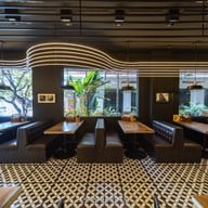 Rock Me Burgers & Bar ลอยเคราะห์
