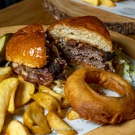Rock Me Burgers & Bar ลอยเคราะห์