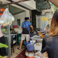 น้ำเงี้ยวป้าสุข ก๋วยเตี๋ยว 12 ปันนา สีลม