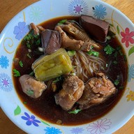 เมนูของร้าน ก๋วยเตี๋ยวไก่เจ๊แดง เซ็นทรัลลาดพร้าว