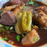 เมนูของร้าน ก๋วยเตี๋ยวไก่เจ๊แดง เซ็นทรัลลาดพร้าว