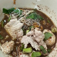 เมนูของร้าน ก๋วยเตี๋ยวเรือน้าชู ตลาดหลังกระทรวงการคลัง