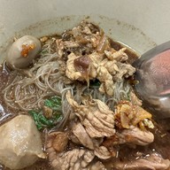 เมนูของร้าน ก๋วยเตี๋ยวเรือน้าชู ตลาดหลังกระทรวงการคลัง