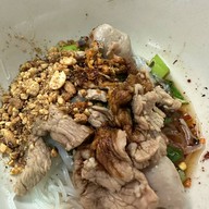 เมนูของร้าน ก๋วยเตี๋ยวเรือน้าชู ตลาดหลังกระทรวงการคลัง