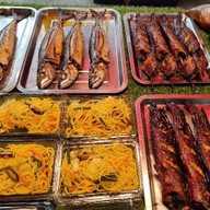 ปลาดุกย่าง ซาบะย่าง เมีี่ยงหมูกุ้ง ผัดหมี่ซั่ว  by มี๊ปอ (ตลาดไร่รั้ง)