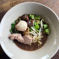 เมนูของร้าน ก๋วยเตี๋ยวเรือริมน้ำ วัดเทวราชกุญชร