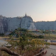 บรรยากาศ แกะสลักพระใหญ่ อู่ทอง สุพรรณบุรี