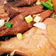 ข้าวกะเพรา อาหารไทย-นานาชาติ ร้านเพื่อคุณทรัพย์อนันต์