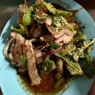 เจ๊แดงลาบยโส