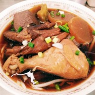ข้าวกะเพรา อาหารไทย-นานาชาติ ร้านเพื่อคุณทรัพย์อนันต์